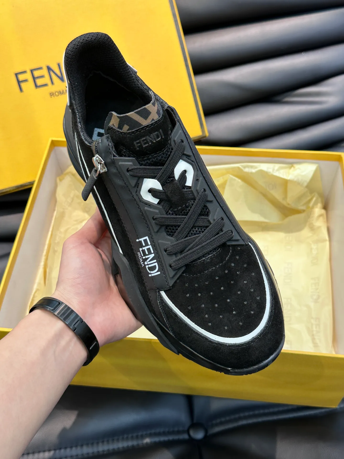 Men's shoes 💰p560 "Fend*" new men's casual sports shoes, equipped with elastic straps, side zippers, and corrugated soles engraved with F. Embossed Fendi Flow lettering on the heel. Made of technical fabric and a mix of blue and suede. Decorated with Lycra® details. FF graphic tongue. Ultra-light and wear-resistant EVA sole. Size: 38-44